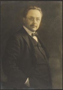 [Portret mężczyzny stojącego z ręką w kieszeni] autorstwa Louis Fleckenstein
