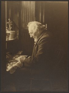 [Portret mężczyzny pracującego przy biurku]. autorstwa Louis Fleckenstein
