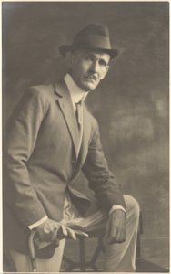 [Portret mężczyzny z laską i rękawiczkami]. autorstwa Louis Fleckenstein