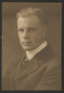 [Portret mężczyzny ze strzyżeniem]. autorstwa Louis Fleckenstein