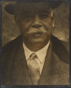[Portret mężczyzny z rondem kapelusza] autorstwa Louis Fleckenstein