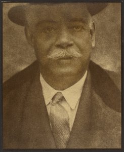 [Portret mężczyzny z rondem kapelusza] autorstwa Louis Fleckenstein
