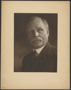 [Portret mężczyzny z metalową przypinką do klapy] autorstwa Louis Fleckenstein