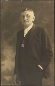 [Portret mężczyzny z ozdobnym zegarkiem] autorstwa Louis Fleckenstein
