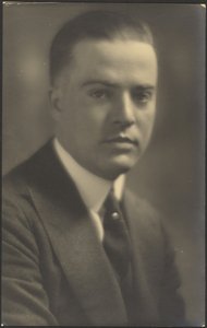 [Portret mężczyzny z perłową spinką do krawata] autorstwa Louis Fleckenstein