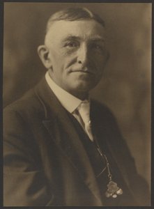 [Portret mężczyzny z zegarkiem kieszonkowym] autorstwa Louis Fleckenstein