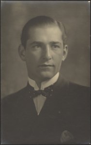 [Portret mężczyzny z muszką w kropki]. autorstwa Louis Fleckenstein