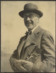 [Portret mężczyzny z aparatem fotograficznym] autorstwa Louis Fleckenstein