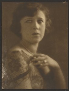 [Portret kobiety w koronkowym topie] autorstwa Louis Fleckenstein