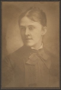 [Portret kobiety w sukience z krawatem na szyi]. autorstwa Louis Fleckenstein