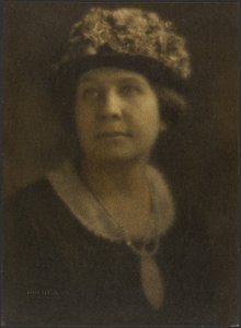 [Portret kobiety w kapeluszu w kwiaty] autorstwa Louis Fleckenstein