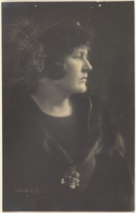 [Portret kobiety w futrze]. autorstwa Louis Fleckenstein