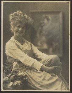 [Portret kobiety w pinafore z kwiatami]. autorstwa Louis Fleckenstein