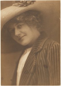 [Portret kobiety w marynarce w paski]. autorstwa Louis Fleckenstein