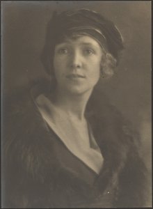 [Portret kobiety w aksamitnym kapeluszu]. autorstwa Louis Fleckenstein