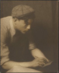 [Portret młodego mężczyzny piszącego notatkę] autorstwa Louis Fleckenstein