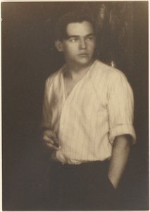 [Portret młodego mężczyzny w pasiastej koszuli z papierosem]. autorstwa Louis Fleckenstein