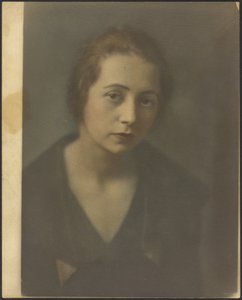 [Portret młodej kobiety ze skrzyżowanymi ramionami]. autorstwa Louis Fleckenstein
