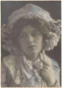 [Portret młodej kobiety w fantazyjnym kapeluszu]. autorstwa Louis Fleckenstein