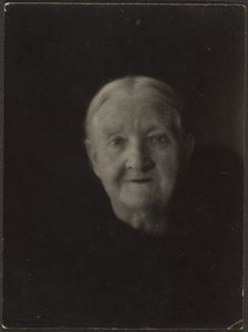 Portret starszej kobiety w ciemnym otoczeniu autorstwa Louis Fleckenstein