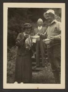 [Nalewanie herbaty na zewnątrz] autorstwa Louis Fleckenstein