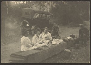 [Scena pikniku przy drodze]