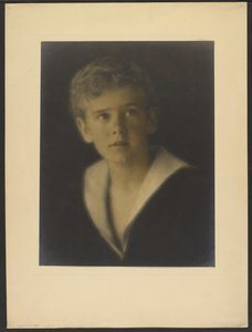 Kołnierz rolowany autorstwa Louis Fleckenstein