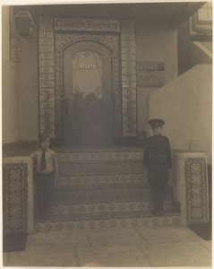[Dwóch chłopców przed studiem Fleckensteina w Long Beach, Kalifornia]. autorstwa Louis Fleckenstein