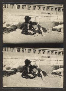 [Dwie kobiety na plaży, ponownie sfotografowane]. autorstwa Louis Fleckenstein