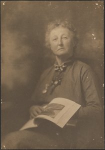 [Woman Holding Magazine] autorstwa Louis Fleckenstein