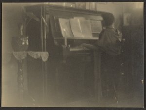 [Kobieta grająca na pianinie] autorstwa Louis Fleckenstein