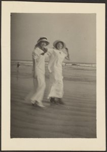 [Kobieta w białych sukniach na plaży] autorstwa Louis Fleckenstein