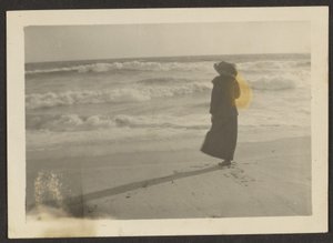 [Kobieta na plaży] autorstwa Louis Fleckenstein