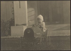 [Małe dziecko w samochodzie Super Six] autorstwa Louis Fleckenstein