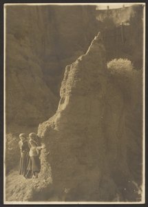 Młode kobiety w skalistym wąwozie [Young Women in Rocky Ravine]. autorstwa Louis Fleckenstein