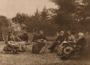 Grupa mężczyzn i kobiet siedziała rozmawiając przy stole, 1937