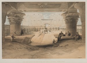 Egipt i Nubia, Tom I: Widok spod portyku świątyni Edfou, Górny Egipt, 1847. autorstwa Louis Haghe