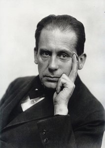 Walter Gropius , ok. 1919. autorstwa Louis Held