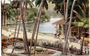 Widok ze Świątyni Świętego Zęba, Kandy, Cejlon, ok. 1900-20 (fotografia ręcznie kolorowana)