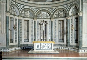 Marmurowa absyda i krucyfiks z terakoty autorstwa Luca Della Robbia