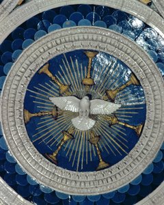 Duch Święty, rondo z grobu kardynała Portugalii, 1460 r. (glazurowana terakota) autorstwa Luca Della Robbia