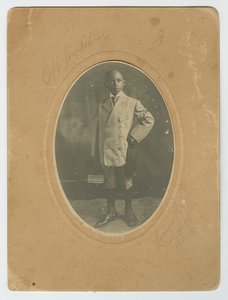 Zdjęcie Luciusa Harpera Jr. idącego do szkoły, ca. 1910. autorstwa Lucius Harper