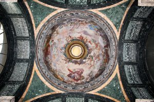 Widok kopuły kaplicy Cybo, freski ozdobione Luigi Garzi (1638-1721) (Widok kopuły kaplicy Cybo ozdobiony freskami Luigi Garzi) Rzym Bazylika di Santa Maria del Popolo (Kościół Santa Maria del Popolo), Cybo Kaplica