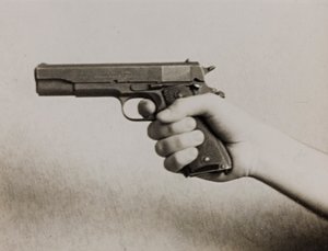 Ręka trzymająca pistolet automatyczny