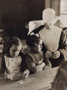 Dziewczynki w sierocińcu Francuski autorstwa Luigi Leoni