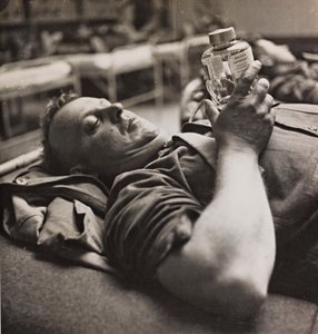 Wojskowy rekonwalescent wygląda na małą buteleczkę z preparatem chemicznym autorstwa Luigi Leoni