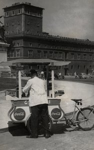 Sprzedawca lodów na Piazza Venezia, Rzym