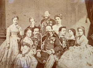 Obraz przedstawia różnych członków rodziny królewskiej Sabaudii. W centrum siedzą Wiktor Emmanuel II, Umberto I i Amedeo w pełnym umundurowaniu; córki władcy i Elisabetta z Saksonii w eleganckich strojach. W tle, do autorstwa Luigi Montabone