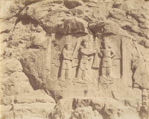 7 [Tag-e Bustan, Ceremonia Ukoronowania Shapour II, Kermanshah], lata 40.-60. autorstwa Luigi Pesce
