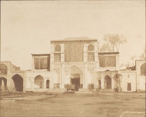 Wejście zewnętrzne do Pałacu Królewskiego, Teheran, 1858. autorstwa Luigi Pesce